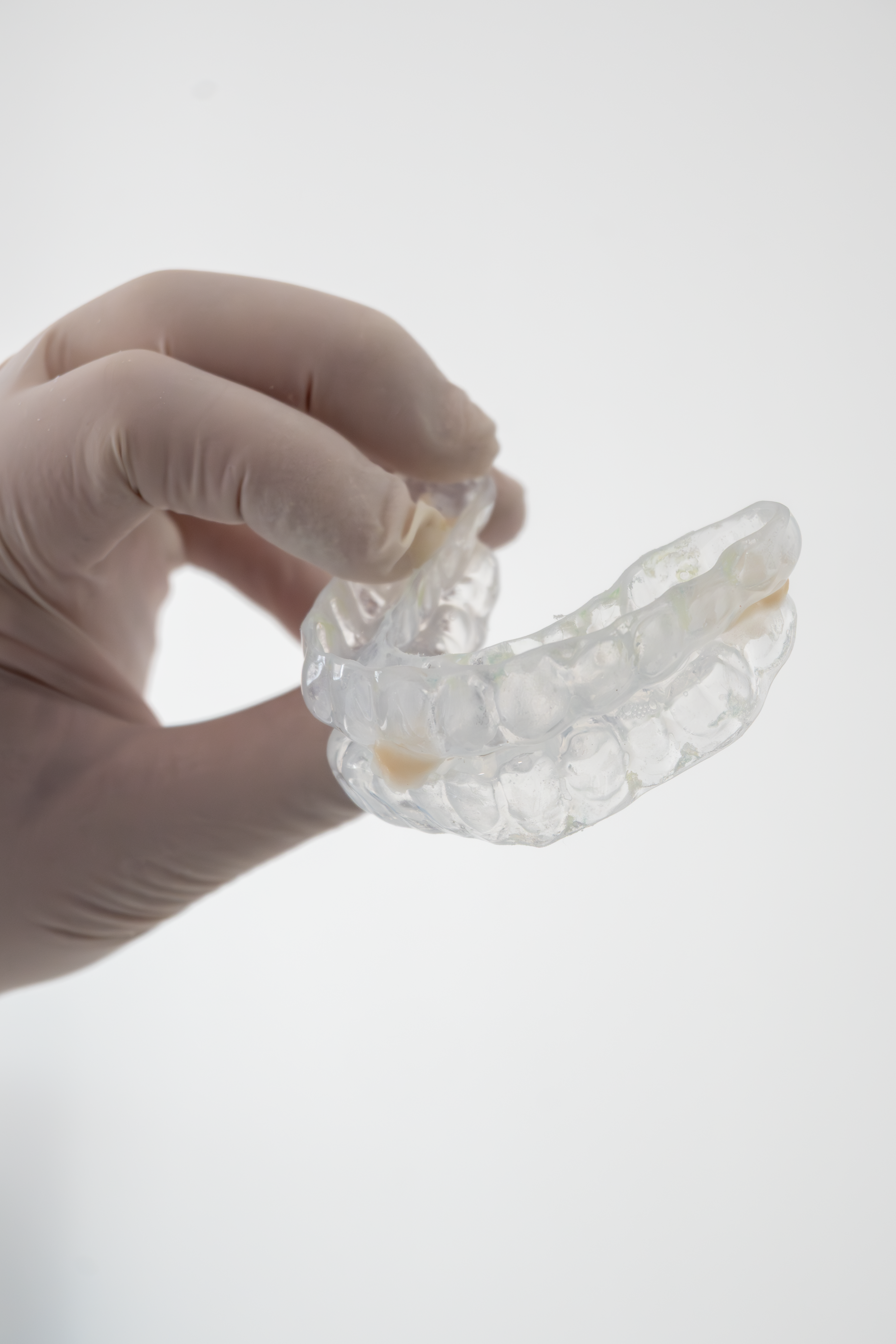 Dispositivo de Avance Mandibular sostenido por el profesional